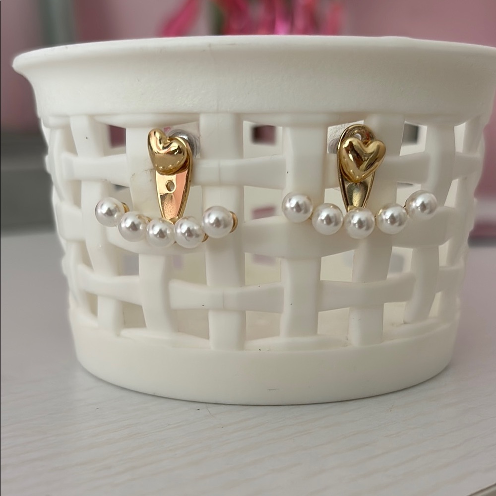 Gold and Pearl Heart Earrings•